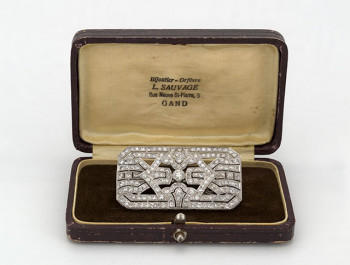 S2020/7 - Platina art-decobroche met diamanten in etui, Platinum art deco brooch with diamonds in a case