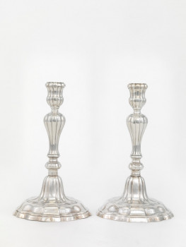 S75/61 - A pair of candlesticks, Paar tafelkandelaars, Paar Tischkerzenleuchter, Paire de candélabres de table