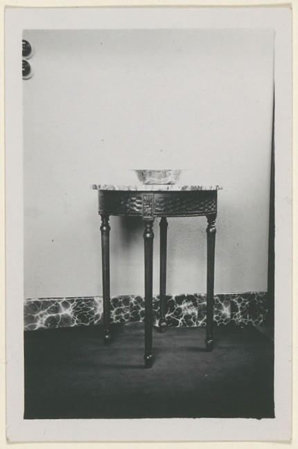 Foto van een tafel waarop een zilveren diepe kom, door dom Daniel Duesberg